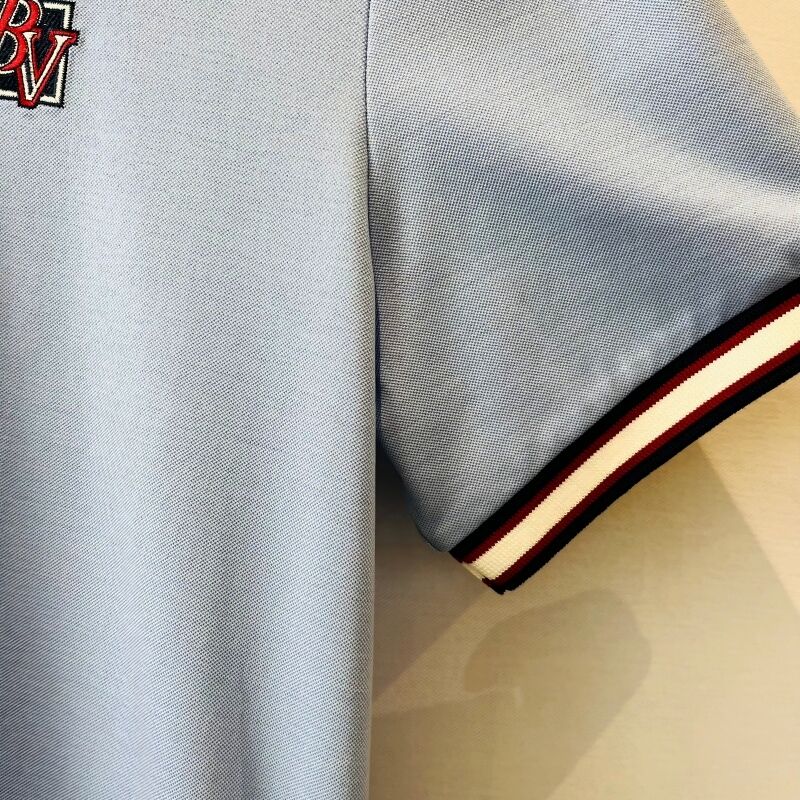 男性の淡い青いポーロシャツ コントラストカラー&刺身ロゴ ビジネス・カジュアルスタイル 男性のピークポーロシャツ