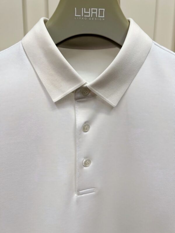 プレミアムメンズポロシャツ 迷信的なデザイン 短袖 柔らかい触覚の織物 オールシーズン OEM/ODM 男性Tシャツ製造