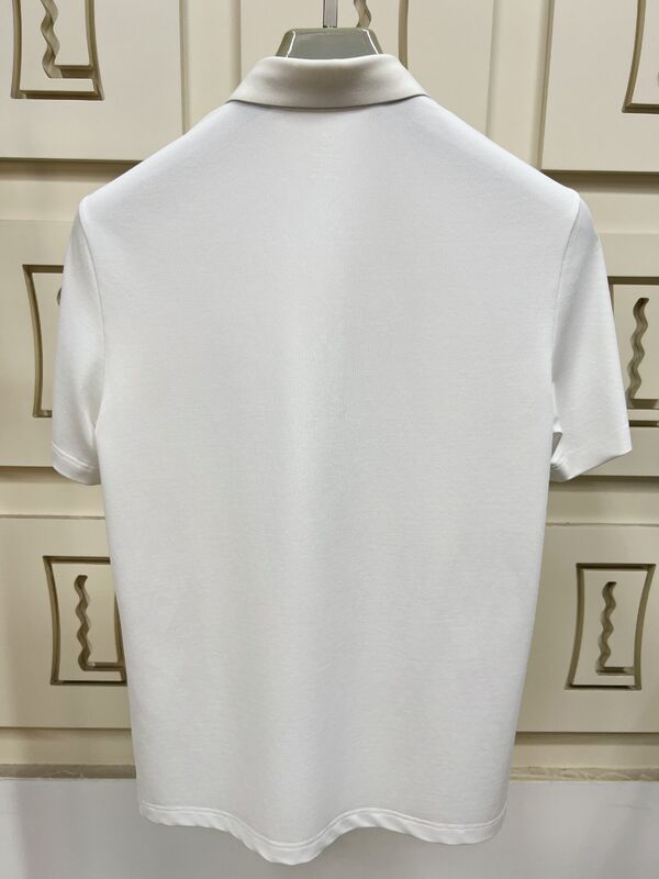 プレミアムメンズポロシャツ 迷信的なデザイン 短袖 柔らかい触覚の織物 オールシーズン OEM/ODM 男性Tシャツ製造