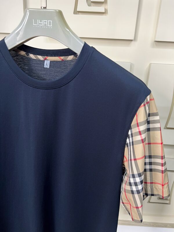 アイコニックなチェック柄スリーブのメンズファッションTシャツ、レギュラーフィットクルーネック、高品質コットン