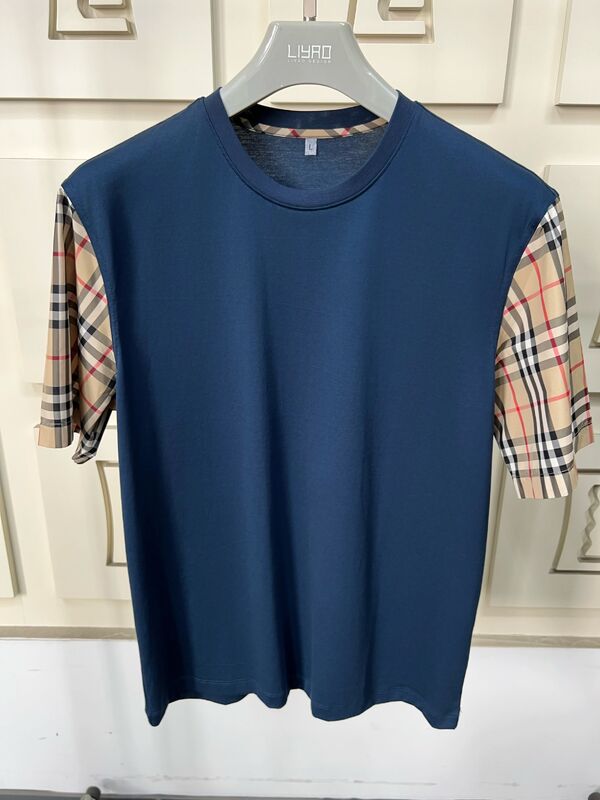 アイコニックなチェック柄スリーブのメンズファッションTシャツ、レギュラーフィットクルーネック、高品質コットン