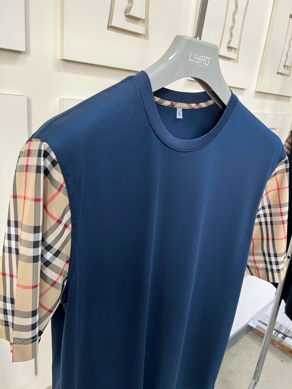 アイコニックなチェック柄スリーブのメンズファッションTシャツ、レギュラーフィットクルーネック、高品質コットン