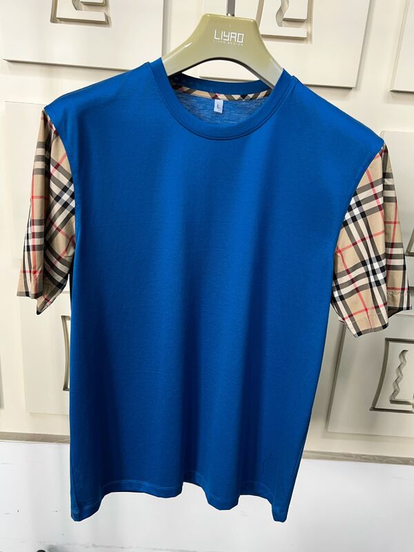 アイコニックなチェック柄スリーブのメンズファッションTシャツ、レギュラーフィットクルーネック、高品質コットン